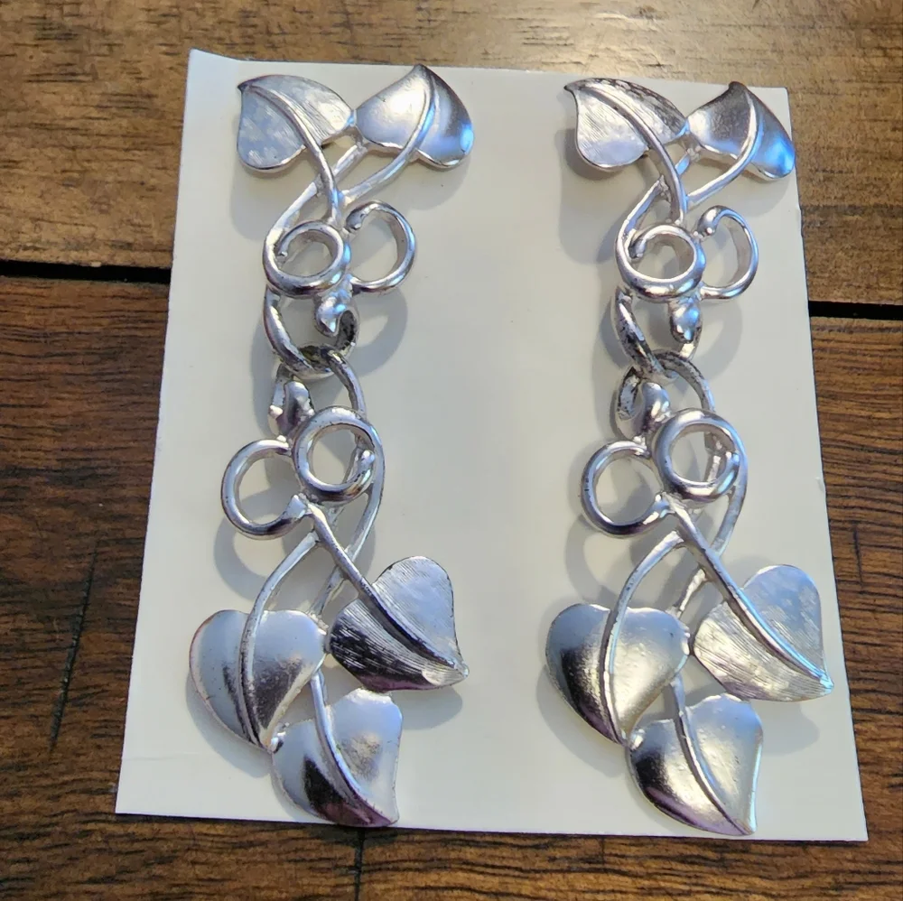 Silver color leaf dangling earrings - Picture 4 of 5